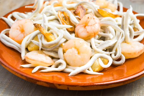 sartén de gulas y gambas